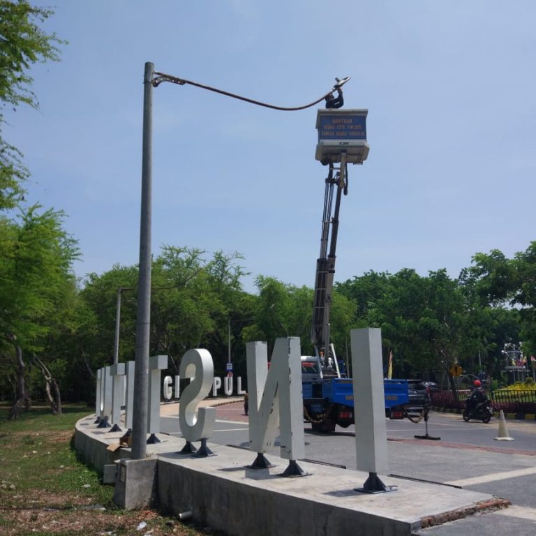Pemasangan Smart Pole di Bundaran ITS