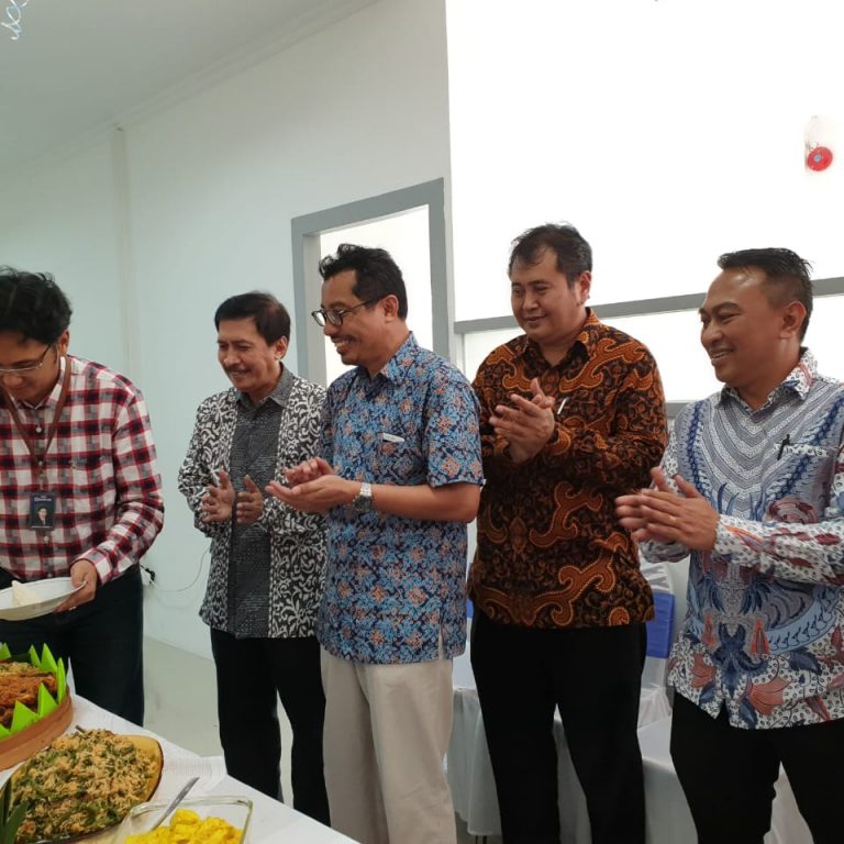 Pemotongan tumpeng sebagai ungkapan syukur peresmian kantor baru Bank BRI